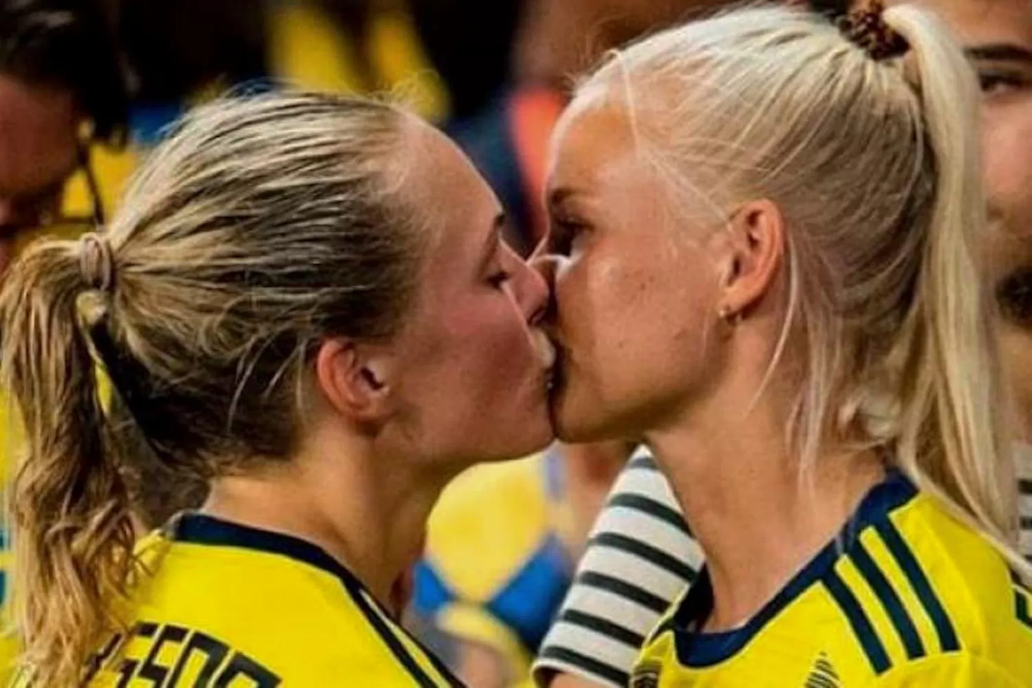 Mundial femenino: dos jugadoras se besaron e hicieron historia