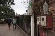 Ponen botellas de agua sobre sus medidores de luz porque creen que así se reduce el consumo