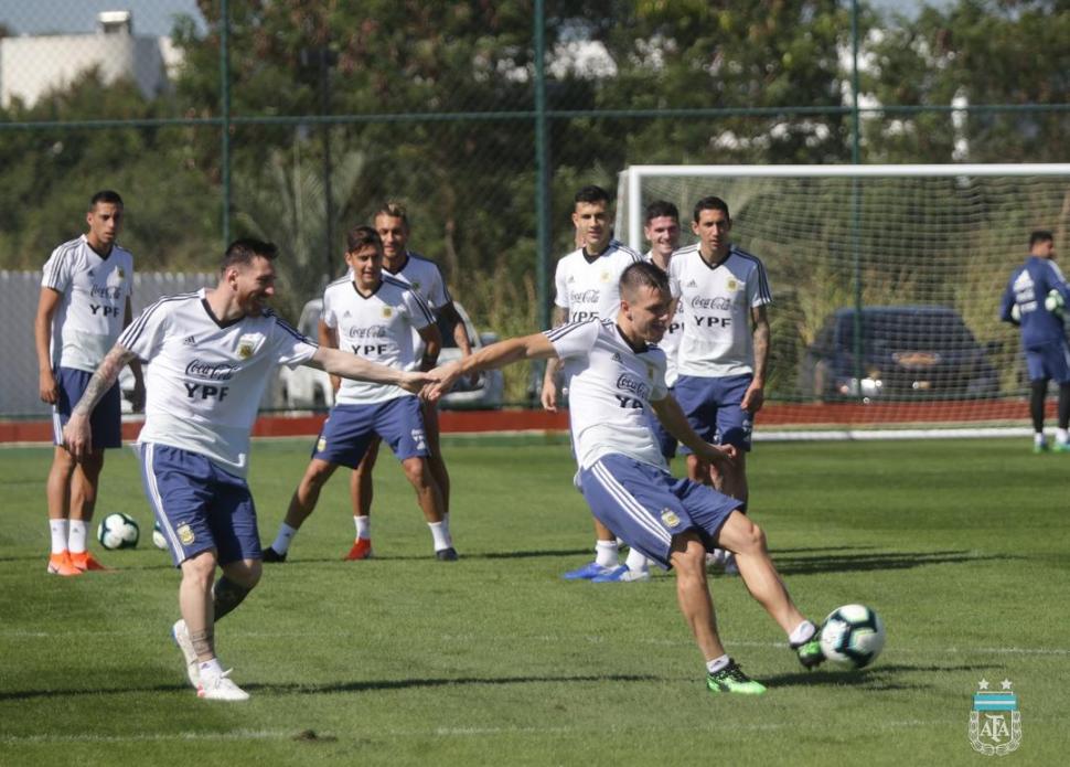 QUE DE LA MANO... Messi y Lo Celso juegan sonrientes durante la práctica. prensa afa