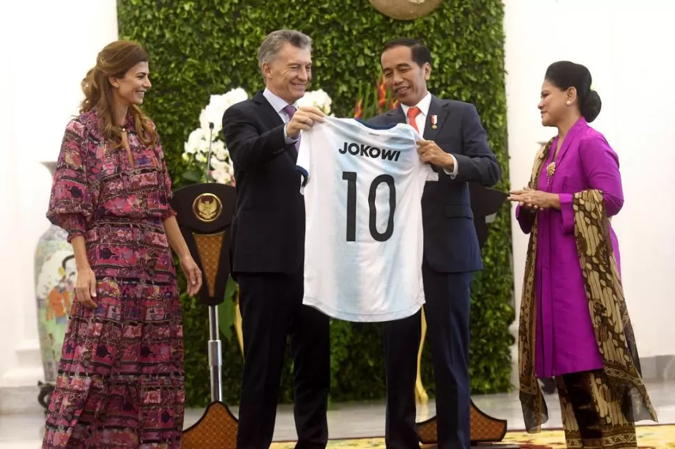 ESCALA. Ayer, en Indonesia, el presidente Joko Widodo recibió a Macri y a   su esposa. reuters
