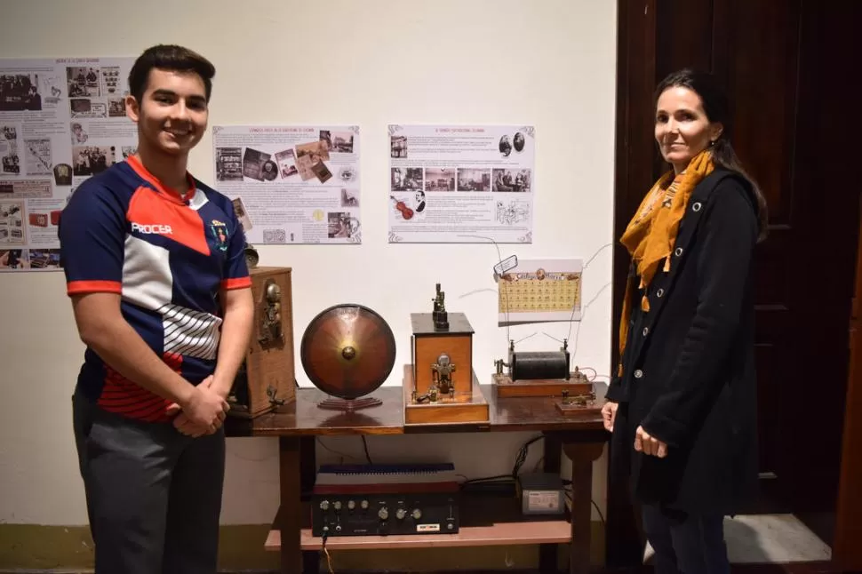 EN EL MUSEO. Agustín Díaz Agote, alumno de 6° año, y la coordinadora del trabajo y autora del montaje y edición, museóloga Agustina Haedo. la gaceta / foto de inés quinteros orio