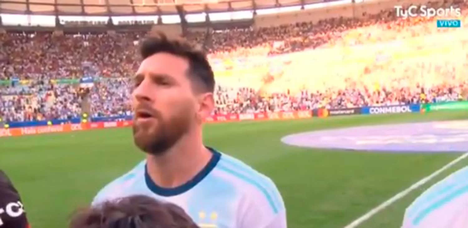 AHORA SÍ. Messi cantó el himno antes del partido ante Venezuela.