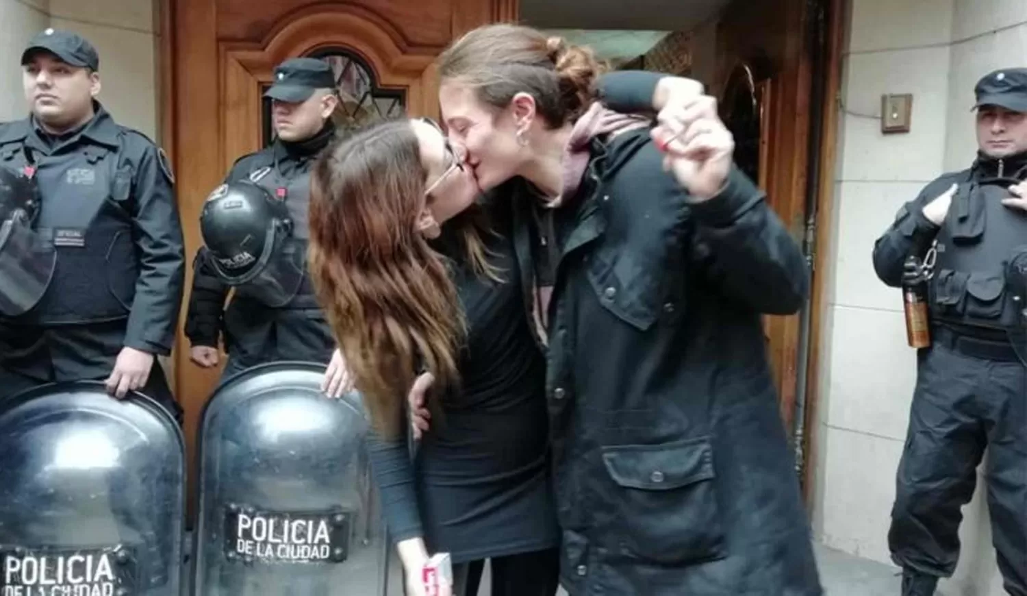 CONDENADA. Mariana Gómez fue condenada a un año de prisión por besar a su esposa. 