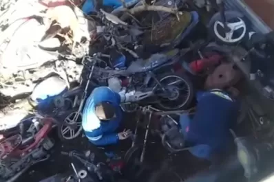Filman a policías sacando repuestos de motos secuestradas de la comisaría 10ª