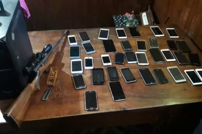 Secuestraron 36 celulares y una carabina en una vivienda de Ciudadela