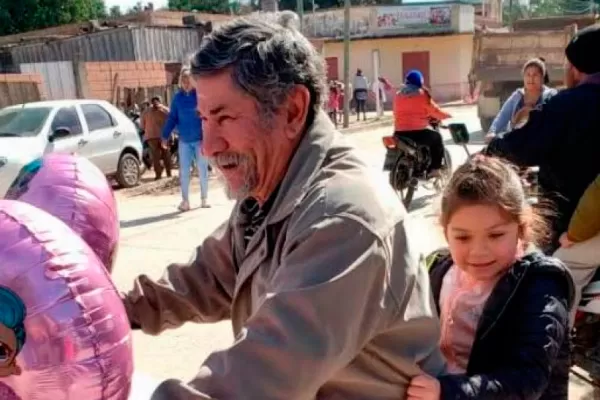 Llenó su bici de globos y fue a buscar a su nieta a la escuela