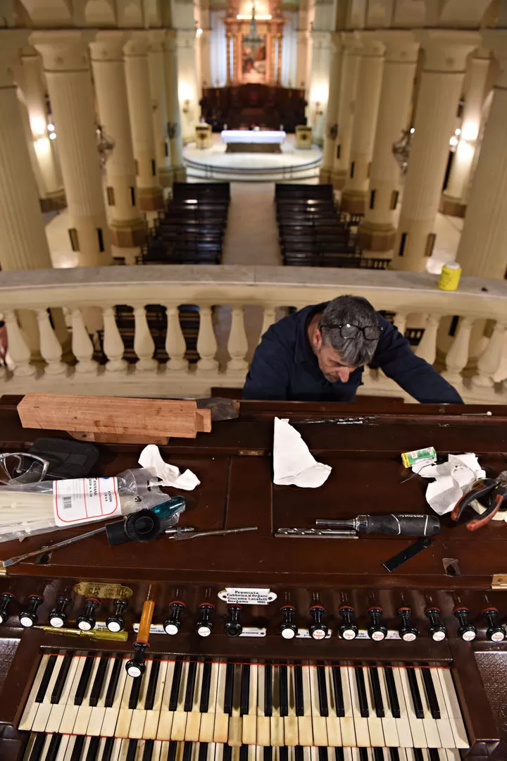 SON 1.200 TUBOS DE METAL. Pablo Fernández, de Buenos Aires, repara el antiguo órgano de la Catedral. 