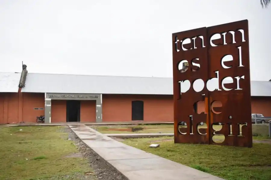 POR AFUERA. Así luce el exterior del edificio de calle Marco Avellaneda. 