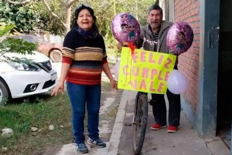 DECO. El abuelo decoró su bici por el cumpleaños de su nieta.