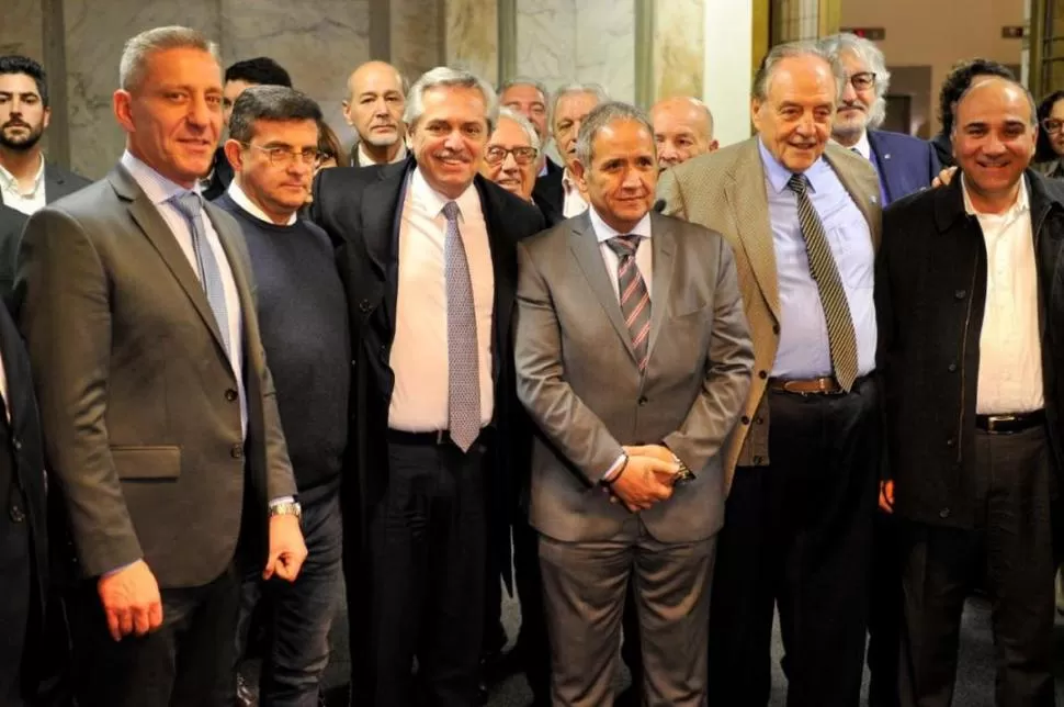 CON LOS BANCARIOS. Manzur y su par Mariano Arcioni (izquierda) acompañaron a Fernández en un congreso. prensa 