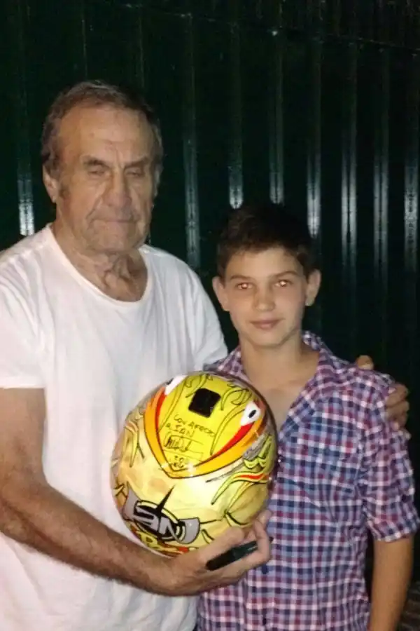 RECUERDO Y PRESENTE. Carlos Reutemann e Ian, juntos. El piloto muestra gran personalidad, dentro y fuera de la pista. 