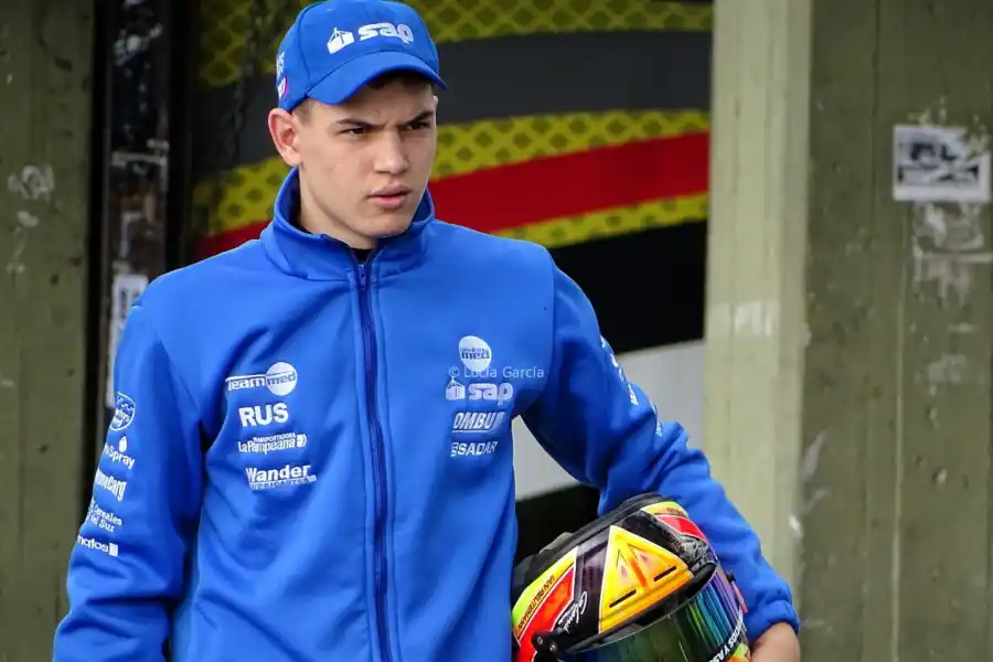 RECUERDO Y PRESENTE. Carlos Reutemann e Ian, juntos. El piloto muestra gran personalidad, dentro y fuera de la pista. 