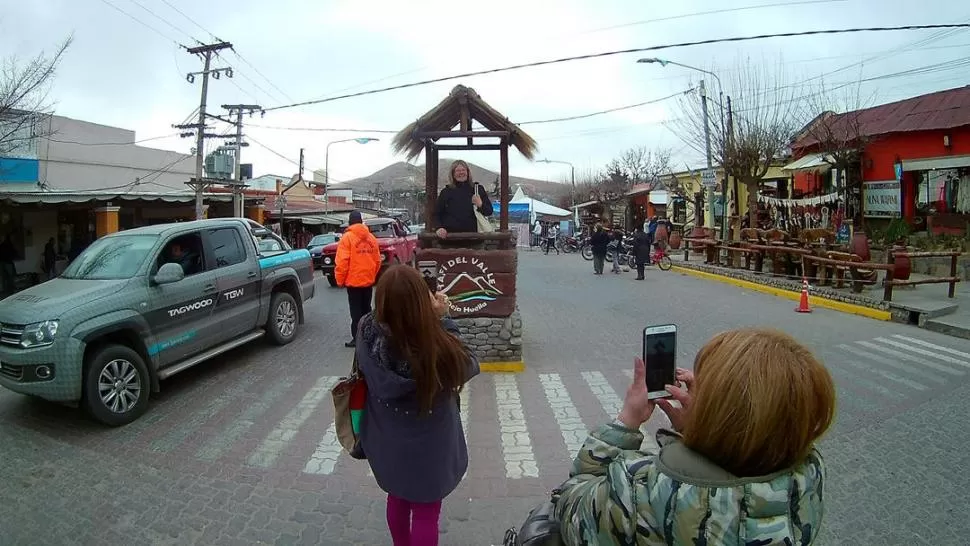 TAFÍ DEL VALLE. Un grupo de turistas saca fotos y disfruta en las calles del gran atractivo de la provincia. LA GACETA / FOTO DE OSVALDO RIPOLL.-