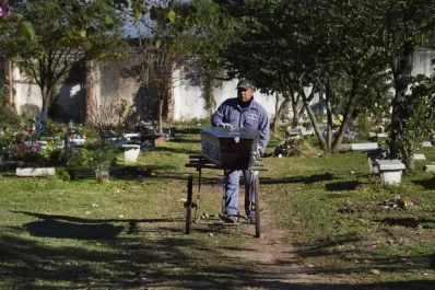 Trabajos: El sepulturero que llora cada vez que despide un niño en el cementerio