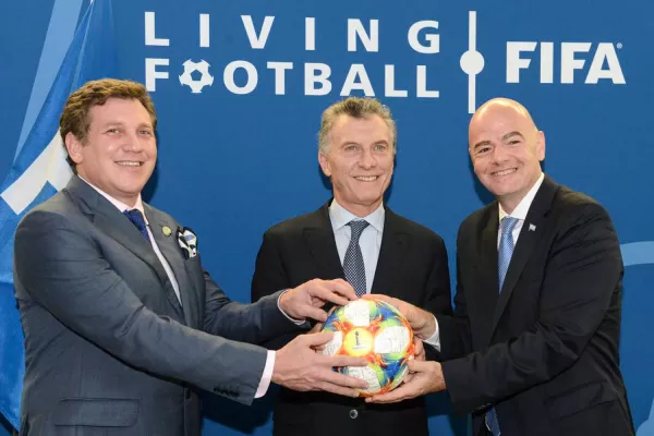 La FIFA premió a Mauricio Macri y argentinos en Suiza lo escracharon