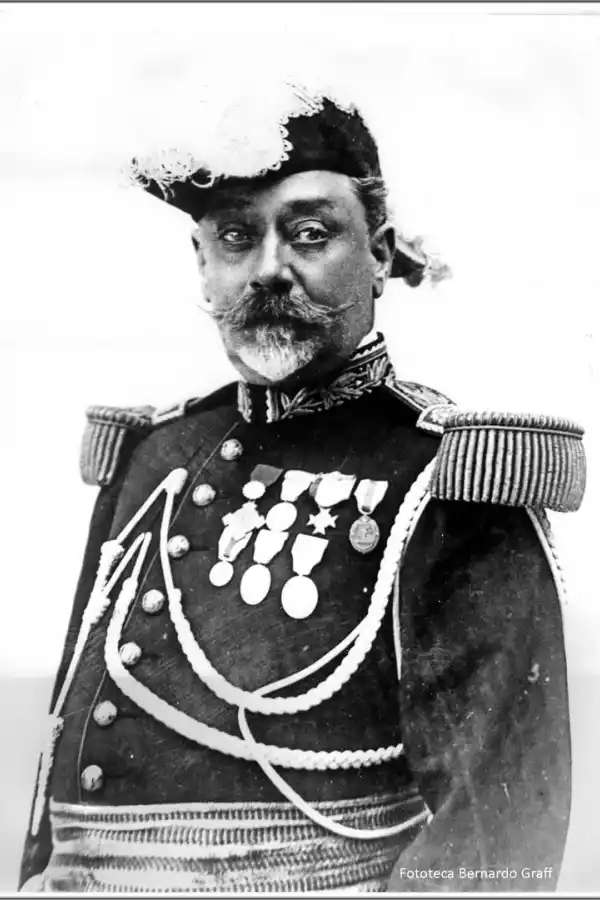 ALMIRANTE DANIEL DE SOLIER. Cuando era teniente y lo hirieron en Curupaytí. Roca lo sacó del campo alzándolo en las ancas de su caballo, en medio del infernal tiroteo.