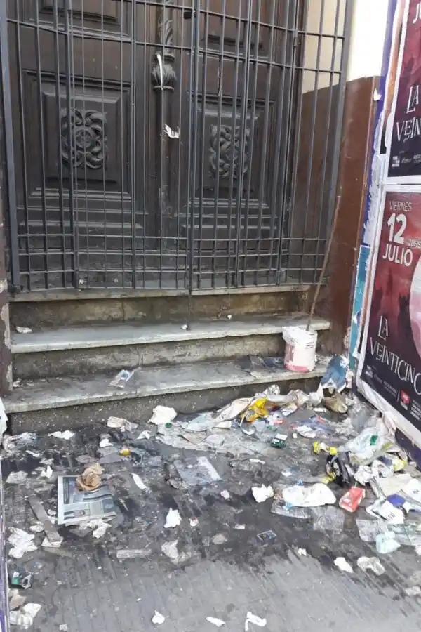 Durmiendo en una vereda de barrio Norte, con las bajas temperaturas del invierno