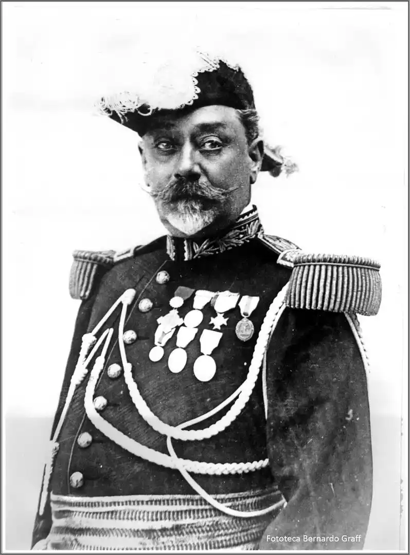 ALMIRANTE DANIEL DE SOLIER. Cuando era teniente y lo hirieron en Curupaytí. Roca lo sacó del campo alzándolo en las ancas de su caballo, en medio del infernal tiroteo.