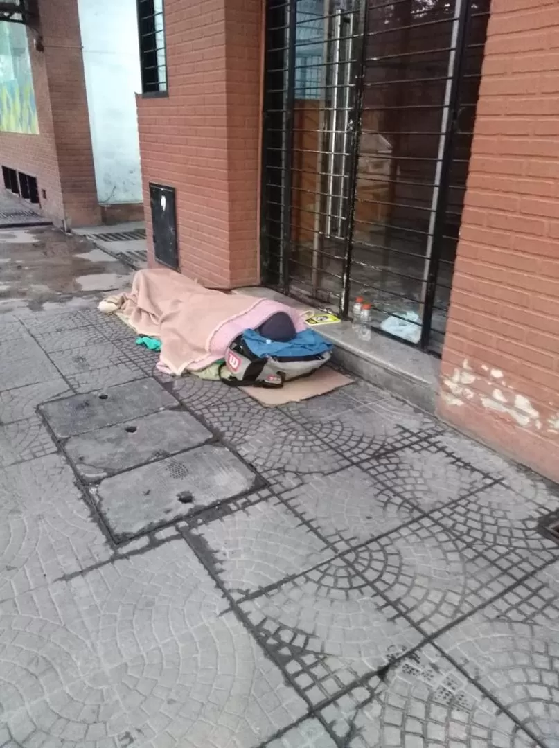 Durmiendo en una vereda de barrio Norte, con las bajas temperaturas del invierno