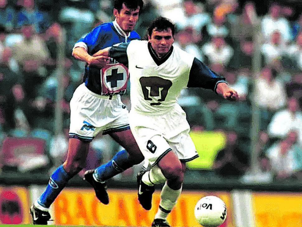 HISTÓRICO. En 1998, “Cota” Álvarez se fue a Pumas tras una gran temporada.