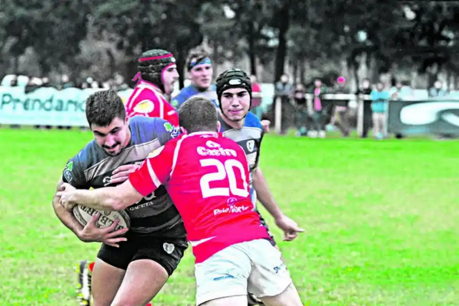PASÓ. Gastón Plaza intenta sacarse de encima a Juan Salsench. “Uni” ahora va por Natación en semis. la gaceta / foto de Antonio Ferroni
