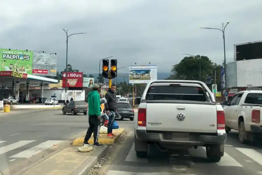 Durmiendo en una vereda de barrio Norte, con las bajas temperaturas del invierno