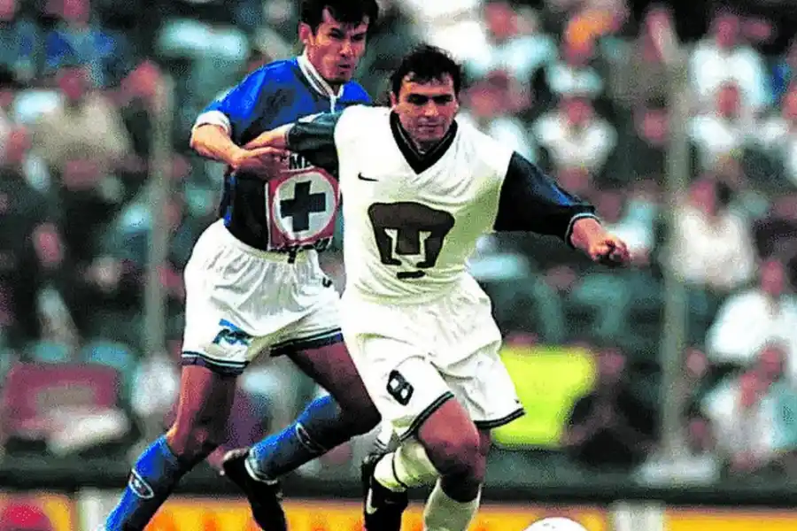 HISTÓRICO. En 1998, “Cota” Álvarez se fue a Pumas tras una gran temporada.
