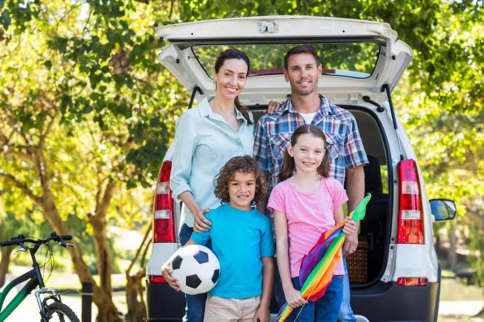 EN FAMILIA. Hay muchos beneficios para que disfrutes al máximo tu auto. 