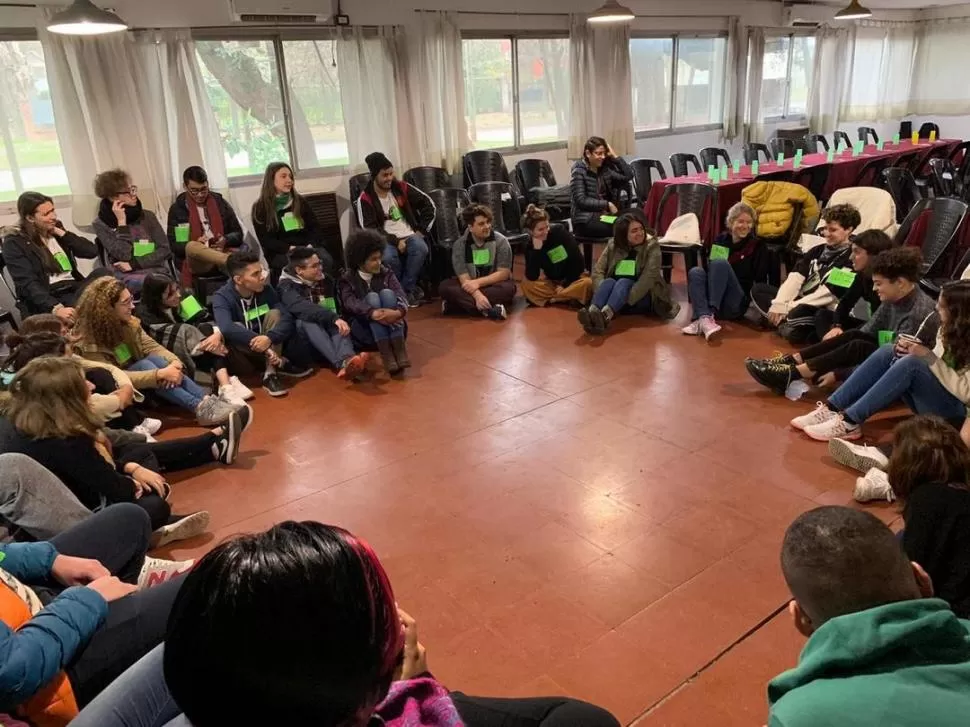 EN ACCIÓN. Los chicos reunidos ayer en Buenos Aires para pensar el país. gentileza nahuel porta