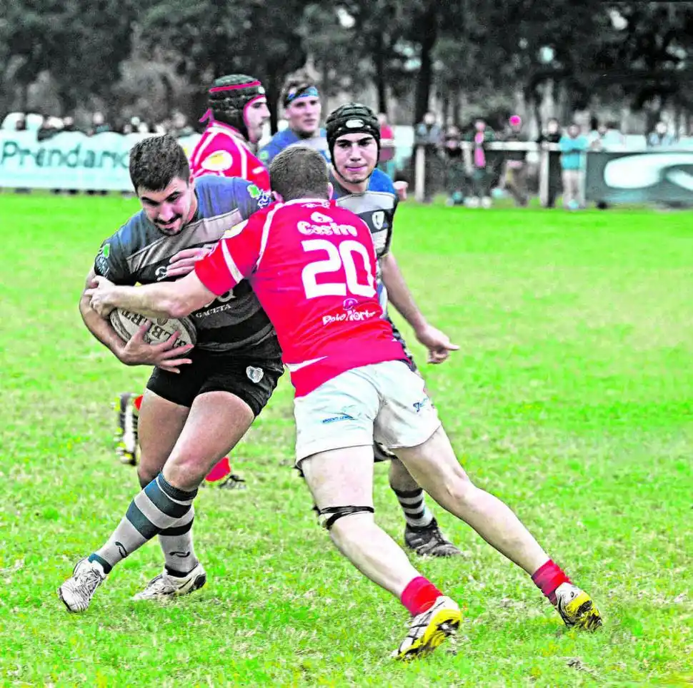 PASÓ. Gastón Plaza intenta sacarse de encima a Juan Salsench. “Uni” ahora va por Natación en semis. la gaceta / foto de Antonio Ferroni