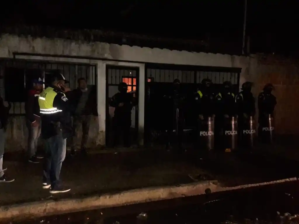 PROCEDIMIENTO. La Policía realizó más de media docena de allanamientos para esclarecer ambos asaltos.