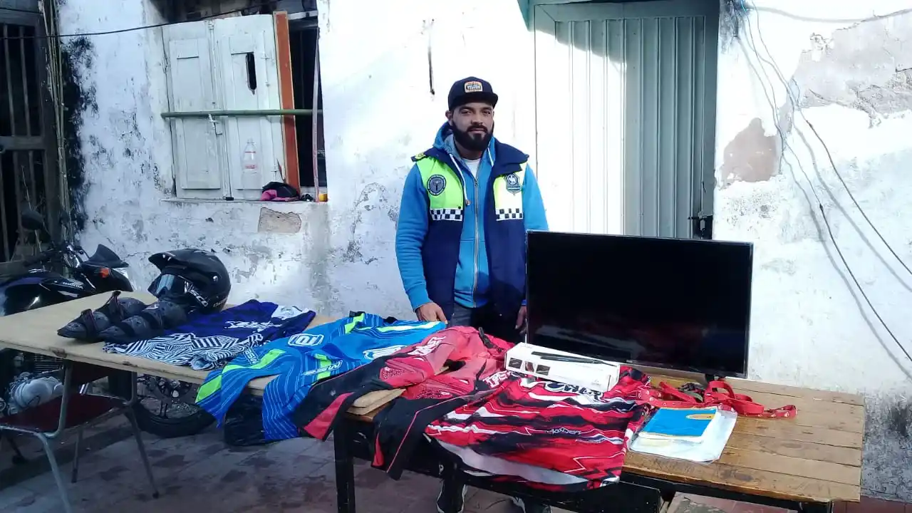 BÚSQUEDA. La ropa secuestrada que sospechan podría ser un botín de otro asalto.