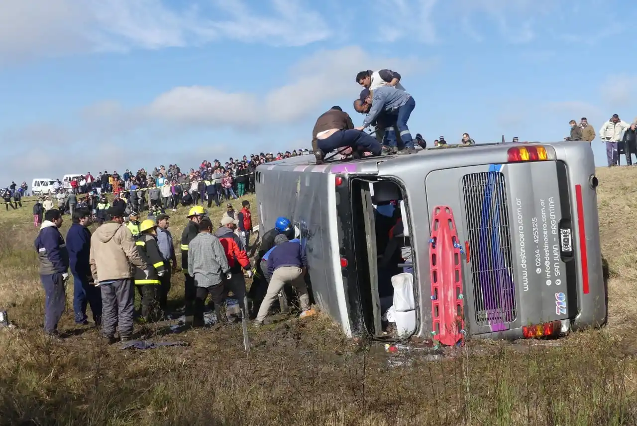 Dotaciones de bomberos y personas del servicio de emergencia encabezan las tareas de rescate. LA GACETA/FOTO DE OSVALDO RIPOLL