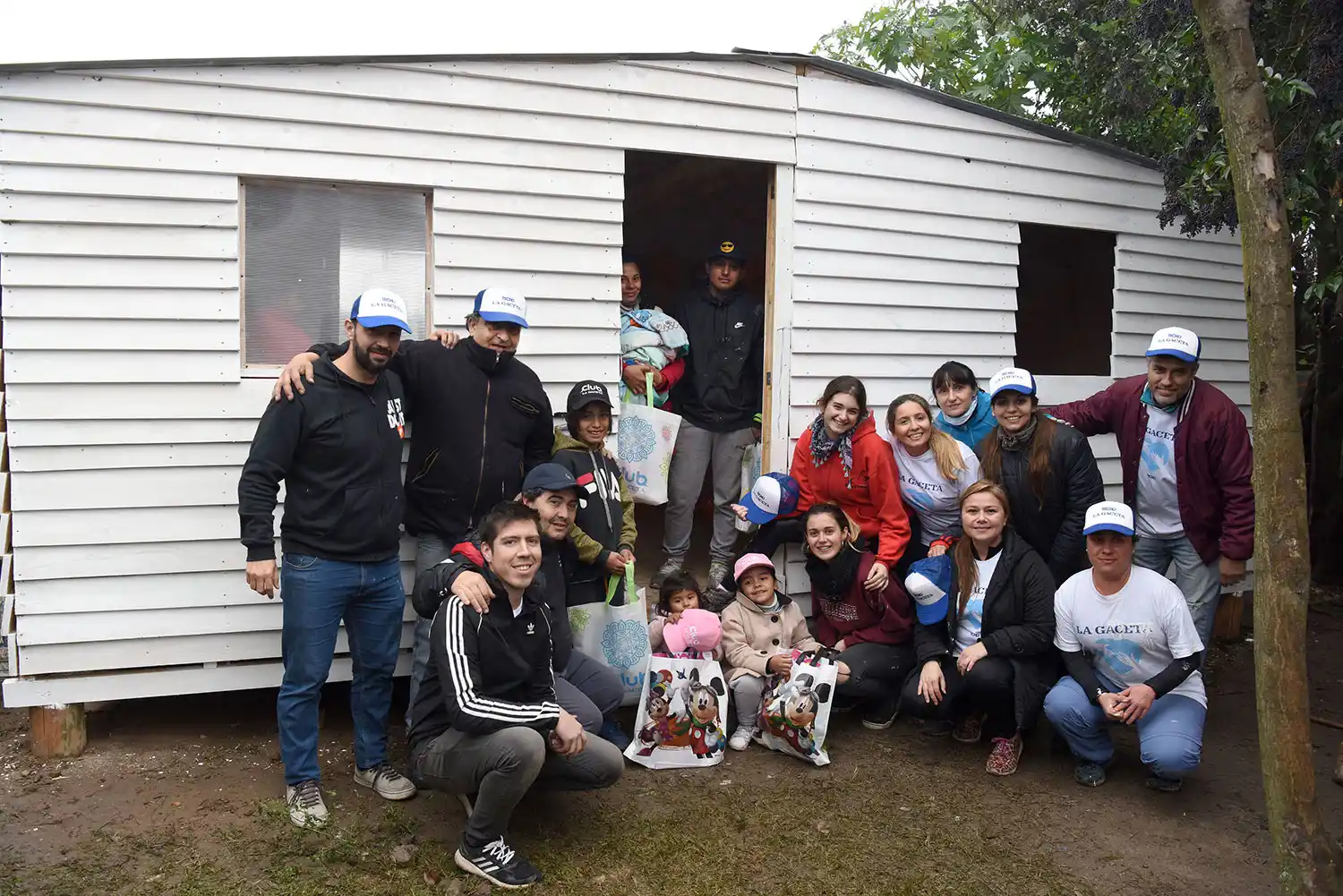 EQUIPO. La vivienda de emergencia fue construida por trabajadores de LA GACETA y algunos miembros de Techo.