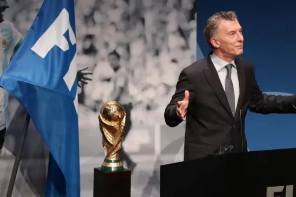 Macri recibió un reconocimiento de la FIFA