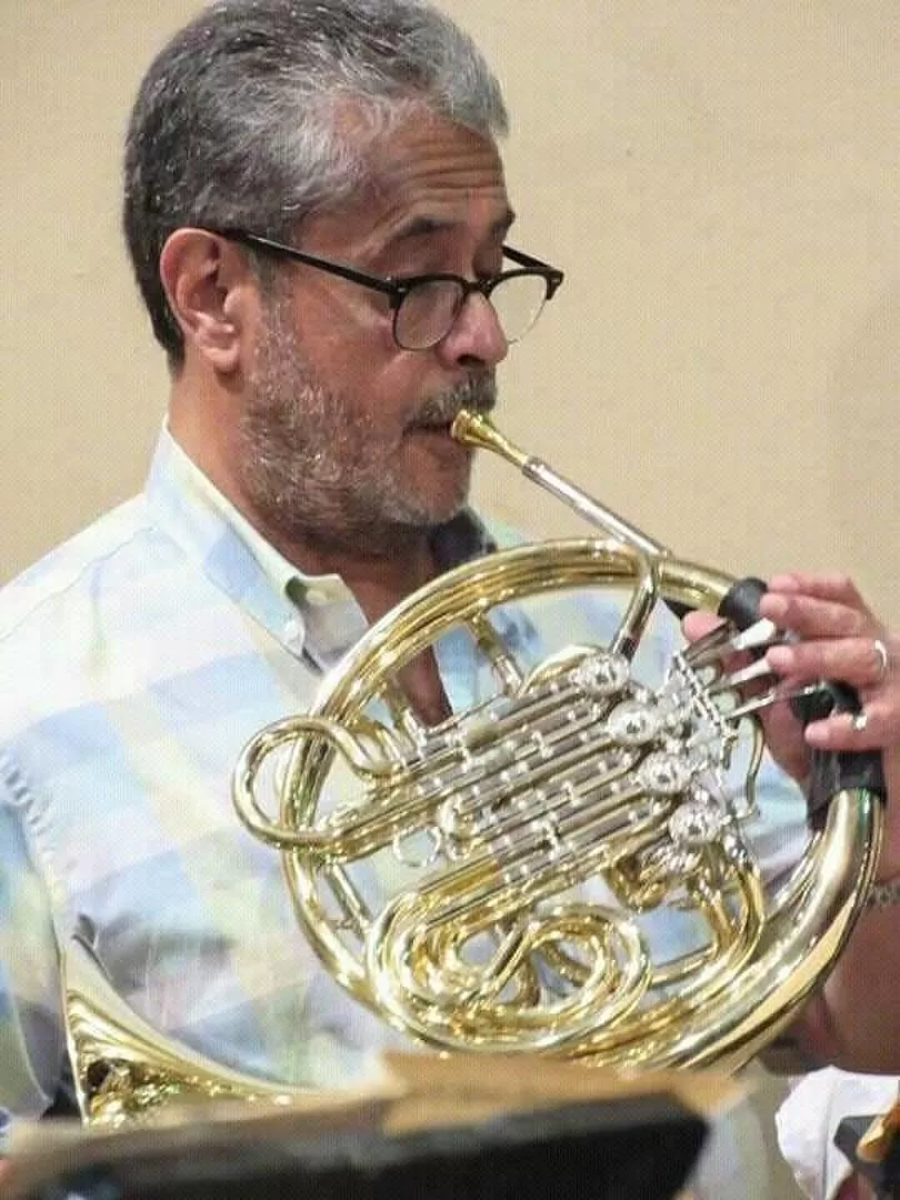 MARIO LUIS ALEM. Es el cornista tucumano mentor del evento. Se formó en Rosario, pero tocó toda la vida en las Orquestas Estable de la Provincia y Sinfónica de la UNT.   