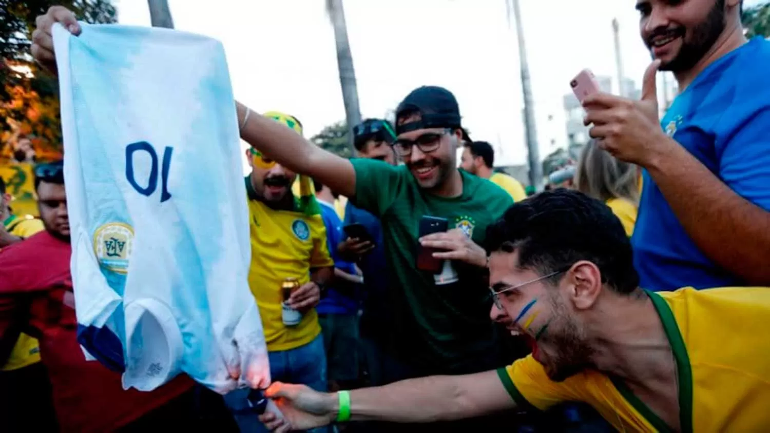 LE PRENDIERON FUEGO. Hinchas brasileños se la agarraron con la camiseta de Messi.