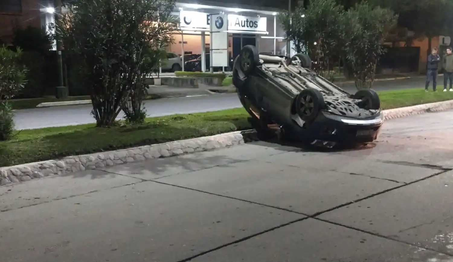 Un automovilista volcó sobre la platabanda de avenida Aconquija al 600