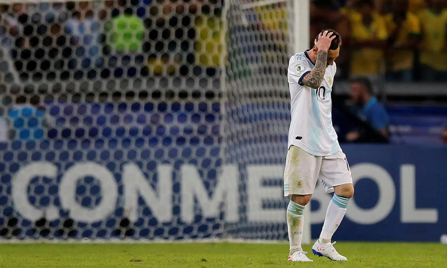 NO PUDO SER. Messi se agarró la cabeza porque su tiro pegó en el palo.