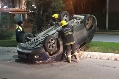 Un automovilista volcó sobre la platabanda de avenida Aconquija al 600