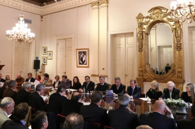 Macri pidió que las provincias bajen impuestos