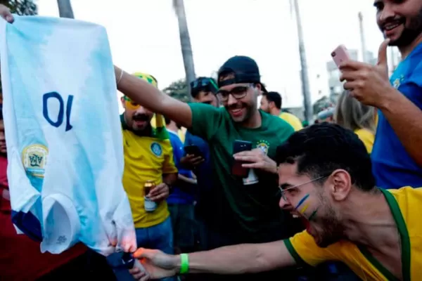 Todo mal: fanáticos brasileños quemaron una camiseta argentina