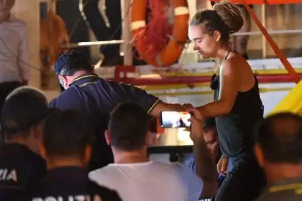 Liberan a la capitana que rescató migrantes en alta mar