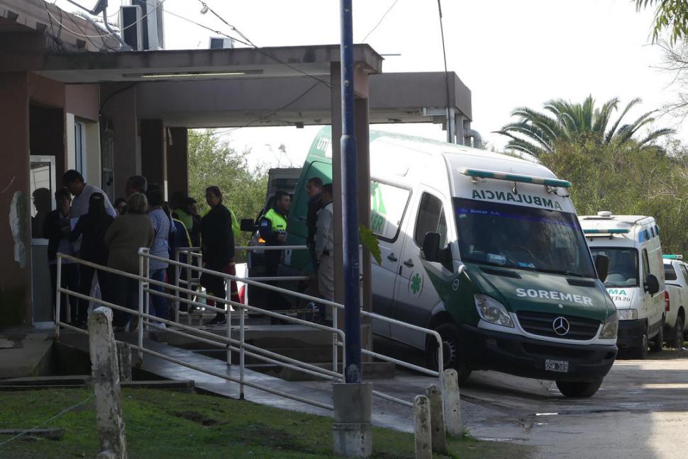 EN EL HOSPITAL DE LA MADRID. Fue un ir y venir de ambulancias hacia el nosocomio del sur, trasladando a los heridos del colectivo de Mendoza. la gaceta / fotos de juan pablo sanchez noli - osvaldo ripoll