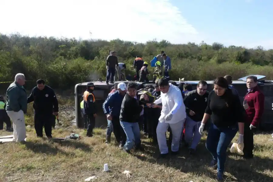 TODOS COLABORARON. Médicos, enfermeros y lugareños acudieron a socorrer a los mendocinos que resultaron víctimas del fatal vuelco.