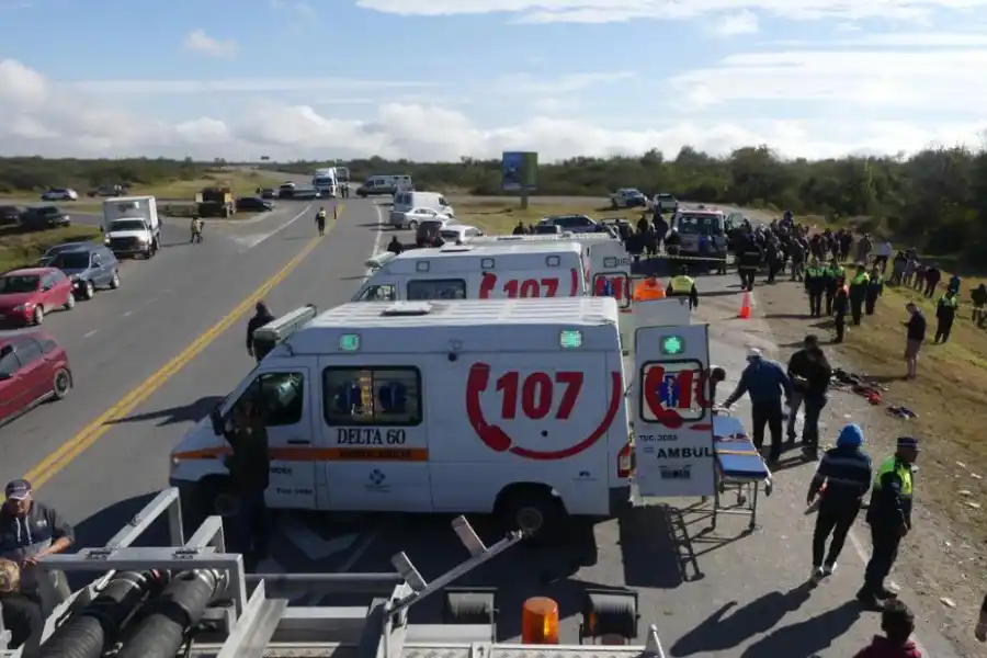 OPERATIVO. El Sistema Provincial de Salud dispuso más de 30 móviles sanitarios para auxiliar a los lesionados.