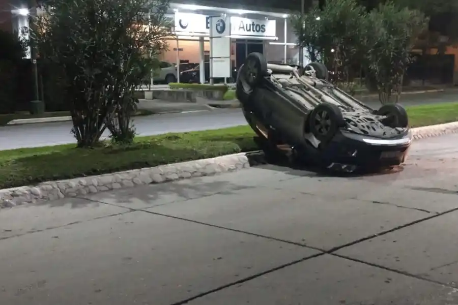 Un automovilista volcó sobre la platabanda de avenida Aconquija al 600