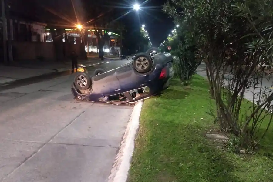 Un automovilista volcó sobre la platabanda de avenida Aconquija al 600