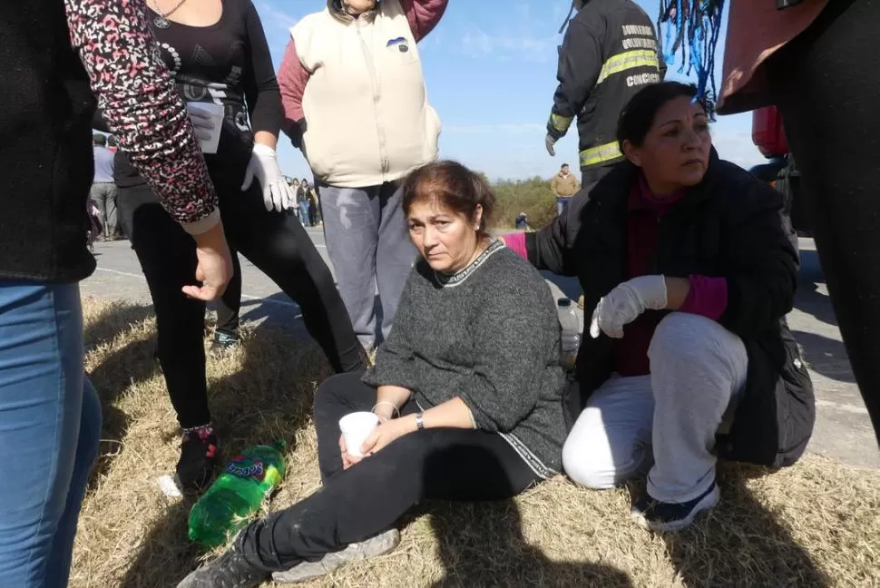 ANTES DE SABER LO QUE PASÓ CON ARIEL. Claudia es ayudada por médicos que llegaron al lugar del accidente. la gaceta / foto de osvaldo ripoll