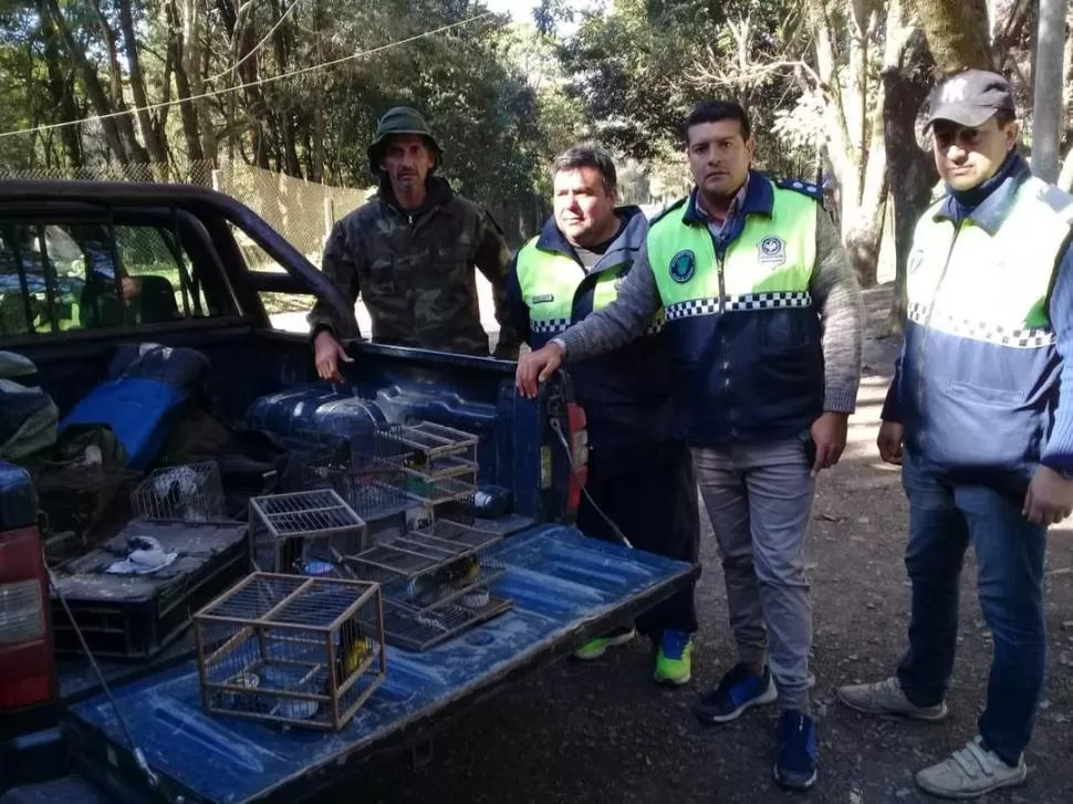 PROCEDIMIENTO. Efectivos y guardaparques lograron recuperar aves que iban a terminar en el mercado ilegal. 